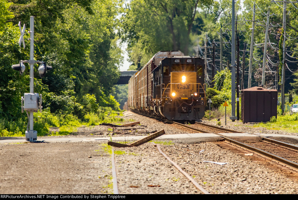 CSX 4056 and 2428 are powering Q261